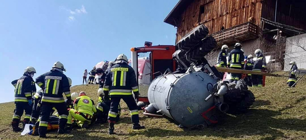 Il mezzo agricolo si sbilancia e cade su un fianco, una persona rimane incastrata: soccorsa dall'elicottero